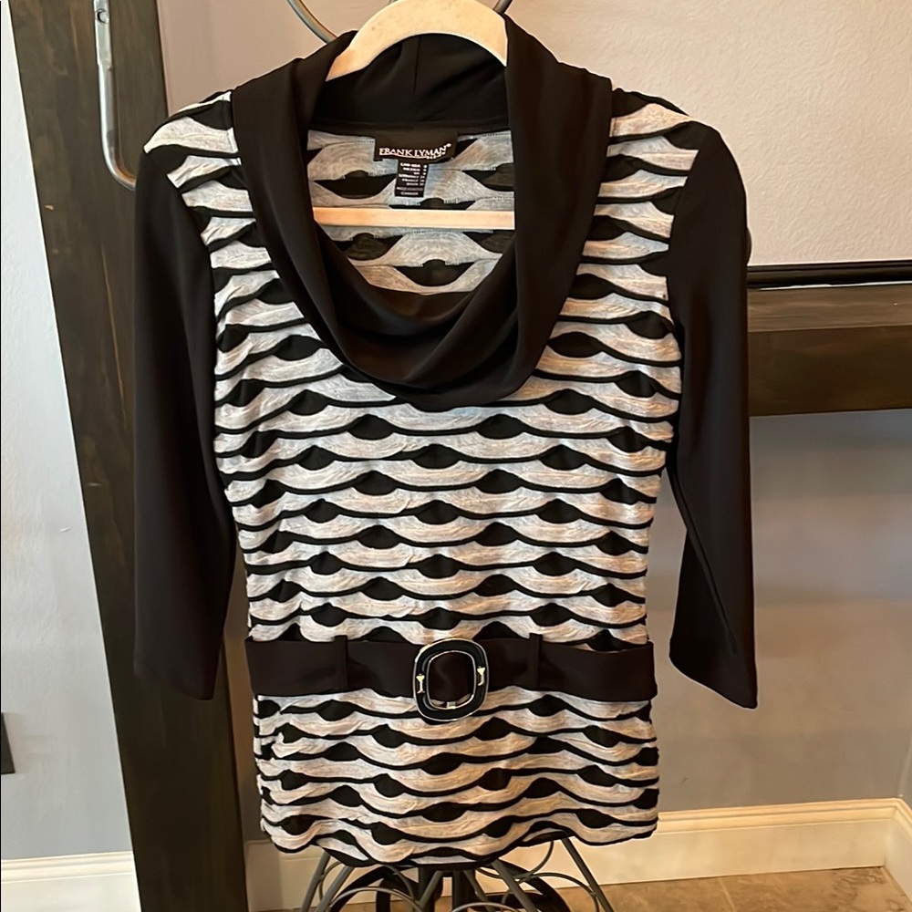 Frank Lyman knit top size 6 metallic belt